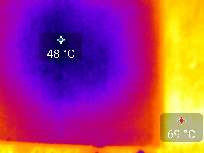 Imagen termográfica: zona tratada con FrescoPro a 48°C frente a zona sin tratar a 69°C
